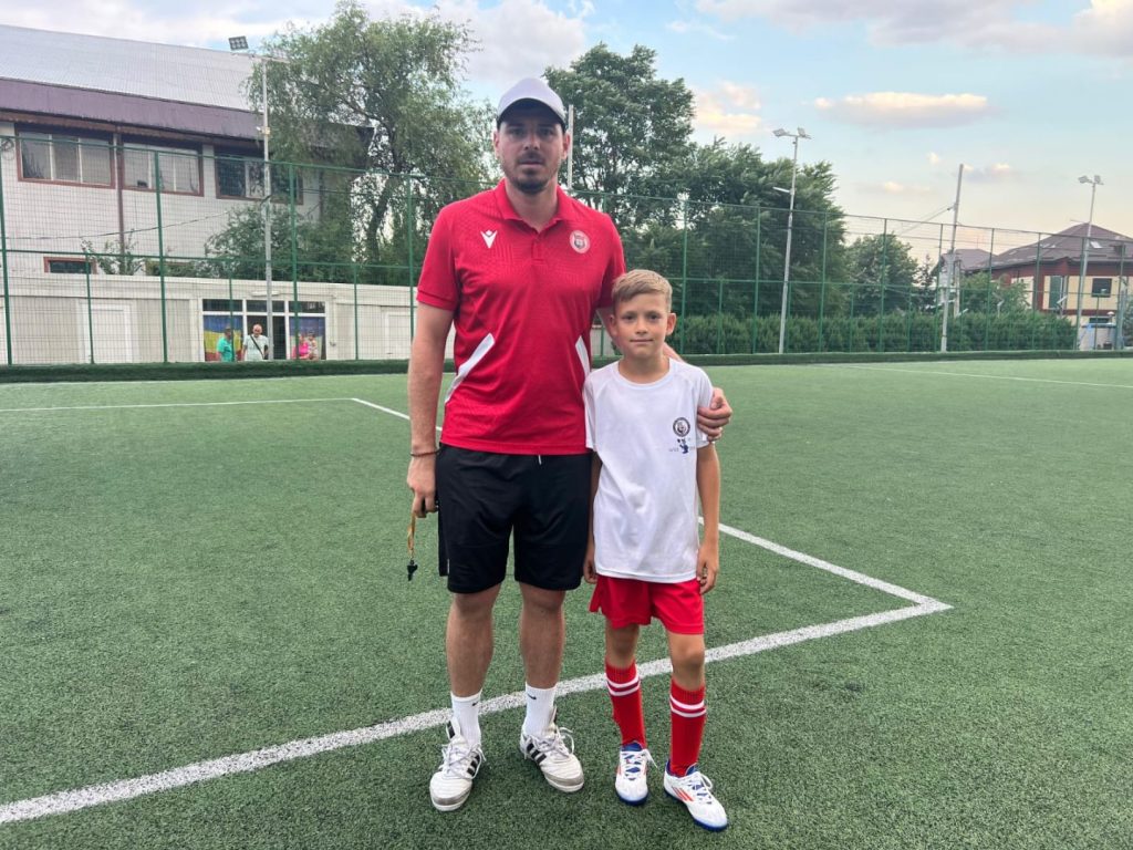 Tudose Vlad – „Vampiru”, atacantul grupei 2015–2016 de la ACS Unirea Dobroești, crescut cu blândețe și principii de George Marinescu 8 Tudose Vlad – „Vampiru”, atacantul grupei 2015–2016 de la ACS Unirea Dobroești, crescut cu blândețe și principii de George Marinescu